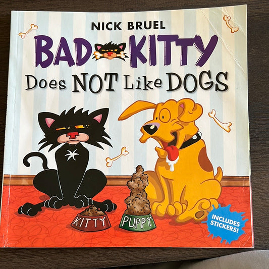Bad Kitty Does Not like Dogs